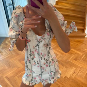 Blommig klänning  - Säljer denna såå söta blommiga klänning från för love and lemons❤️❤️❤️ har tyvärr inga fler bilder då den är för små för mig 