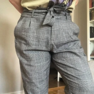 Bundle med två kuvertbyxor och en skjorta - !!!RESERVERAT!!! Ett bundle med två par kuvertbyxor och en skjorta. 