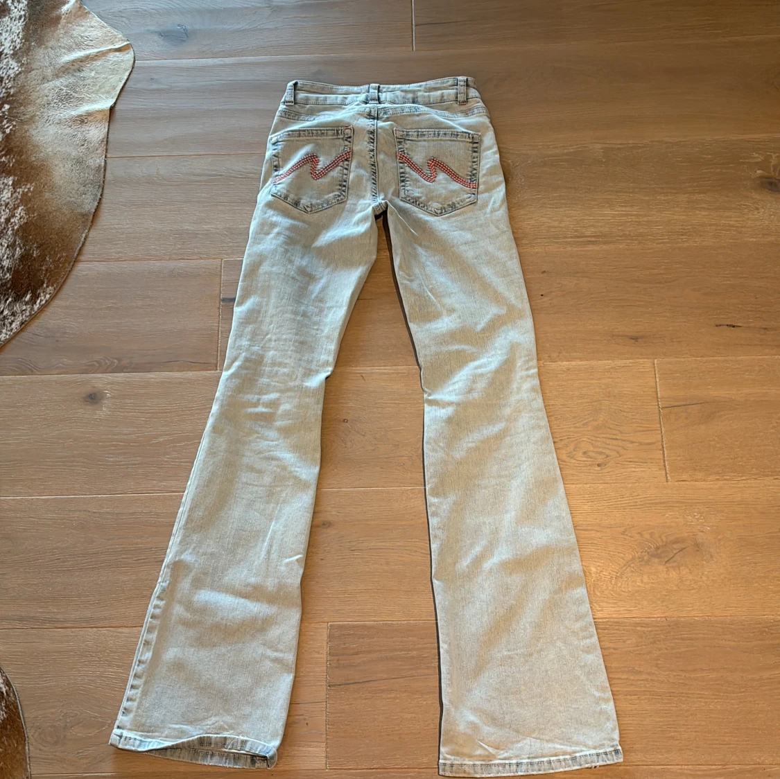 Ljusblå bootcut jeans med broderi - 1
