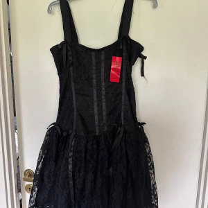 Rockig klänning M fr Poizen - Helt ny rockig klänning. Storlek M. Dragkedja bak.