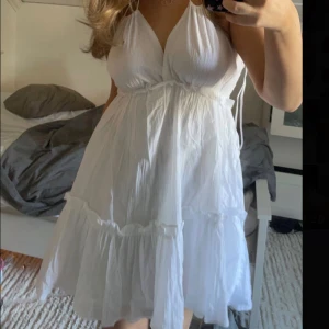 Vit klänning  - Säljer en så fin vit klänning, perfekt för student eller avslutning! Köpt för två år sedan och bara använd 1 gång. Storlek m!