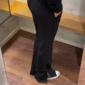 Svarta kostymbyxor - Snygga svarta kostymbyxor med bootcut-stil. De har en klassisk design med hög midja och är perfekta för en stilren look. Byxorna är tillverkade i ett mjukt och bekvämt material som ger en elegant passform. säljer dessa för de inte passade mig alls, de säljs även inte längre på hemsidan!