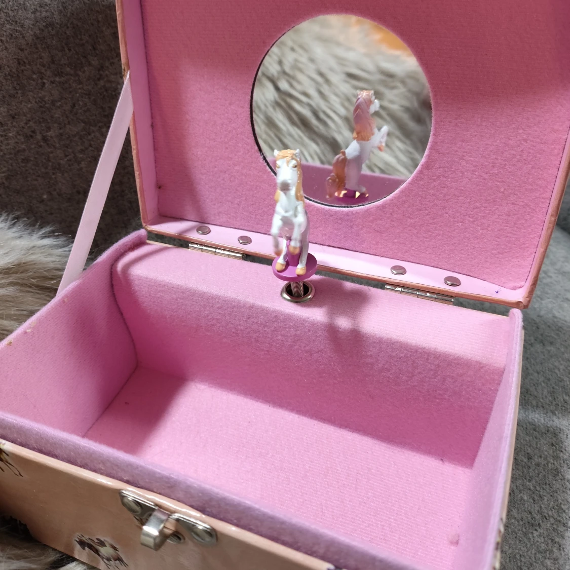 Rosa smyckeskrin med hästmotiv - 1