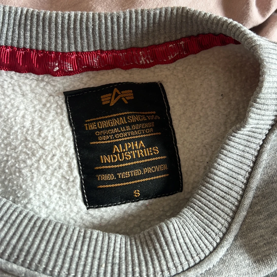 Grå sweatshirt från Alpha Industries - 2