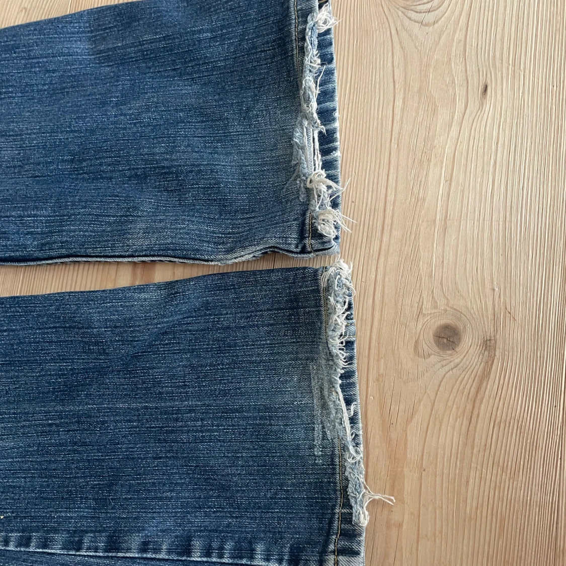 Lågmidjade blå bootcut jeans från Lee med slitningar - 3