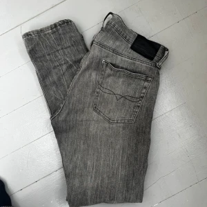Ralph lauren jeans - Nypris: runt 1800–2000 kr Mitt pris: 649 kr eller bud  Gråa slim fit jeans från Polo. Stretch i tyget så de sitter bra men du kan fortfarande röra dig. Feta blekta detaljer fram som ger dem en clean men använd look.  Inga hål, inga fläckar. Använda få gånger, sitter som de ska. Vill du se fler bilder eller prova? Slida in.