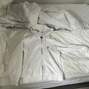 Vit hoodie från Polo Ralph Lauren XS - Vit zip hoodie från polo. Jag säljer den då den har blivit för liten för mig, pris kan diskuteras!