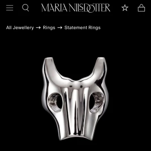 Maria Nilsdotter ring  - Säljer denna ring från Maria Nilsdotter. Box och ask medföljer. Storlek 17 i silver💗hör av er vid frågor!