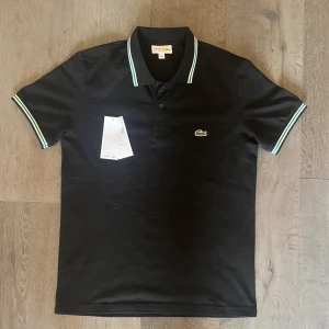 Lacoste pike tröja - Helt ny och oanvänd Lacoste pikétröja. Nypris ligger på 1450. Finns att mötas i Göteborg men kan alltid frakta annars, hör av er vid frågor ☺️