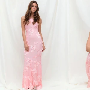 Rosa klänning  - Säljer denna super fina klänning som är helt slutsåld på Ginatricots hemsida, desvärre kom den aldrig till användning (klänningen har till och med prislapp kvar) <3