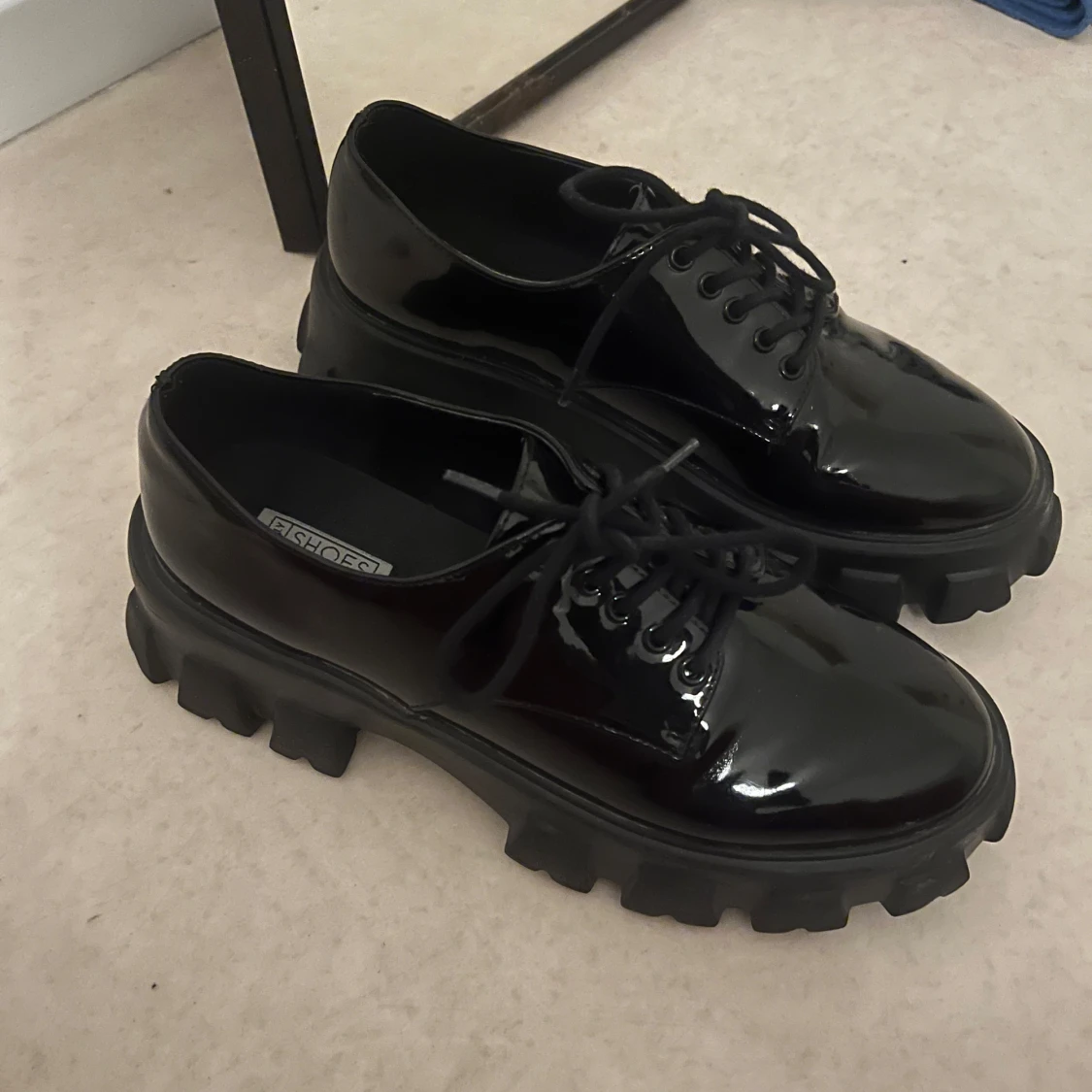 Chunky svarta lackskor från NLY Shoes