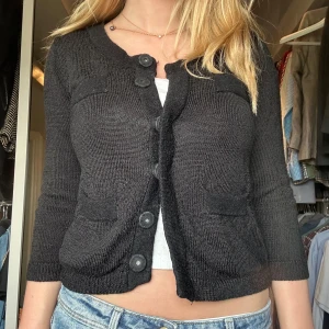 Trekvartsärmad kofta - Så fin med söta fickor. Knappt använd