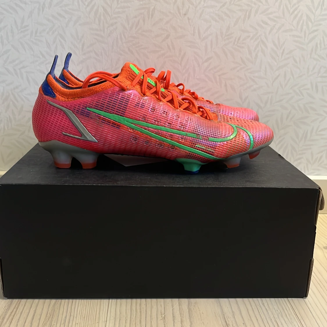 Nike Mercurial fotbollsskor i orange och rosa