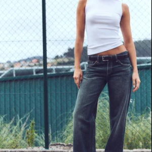 Jeans från Zara - Jätte fina jeans från Zara! Wide leg, men ganska low rise, perfekt för nån som är runt 165 och uppåt! Passade inte jättebra på mig men hör av er om ni är intresserade💗💗 
