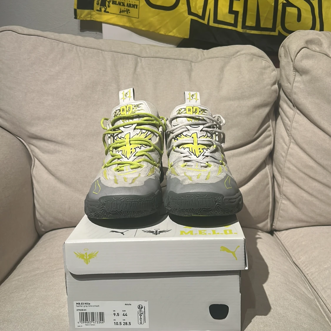 Grå och neongula sneakers från Puma MB.01 - 1