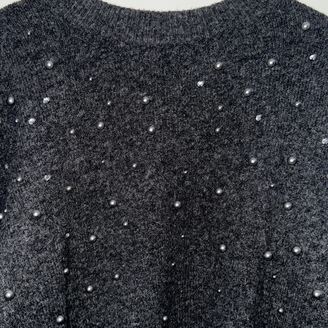 Stickad tröja med pärlor - 1