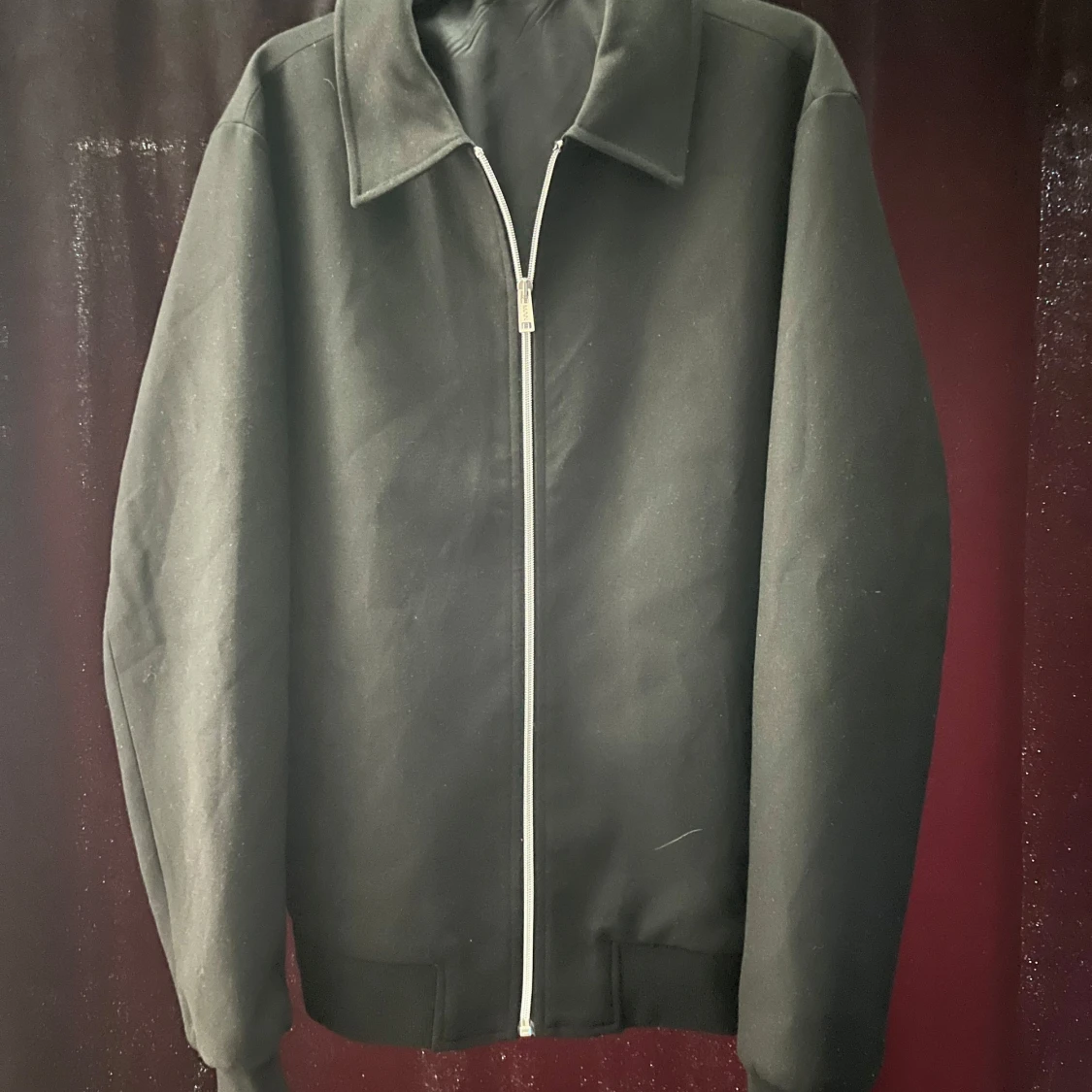 Svart jacka med dragkedja