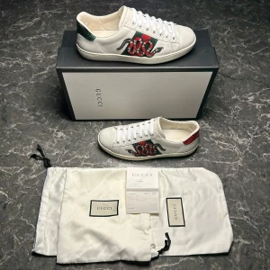 Gucci ace - Säljer ett par otroligt snygga skor ifrån Gucci. Skorna är i mycket bra skick och vid köp inkluderas lådan 2 dustbags och kvitto. Priset på Guccis hemsida är över 9000kronor men vi säljer våra för endast 2599 och kan gå ner i pris vid snabb affär. Skriv gärna ifall det är några funderingar, allt bästa SkoKapet