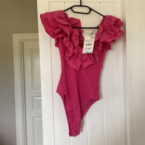 Rosa volangbody från Zara - så söt body från zara med lapp💘💘💘💘
