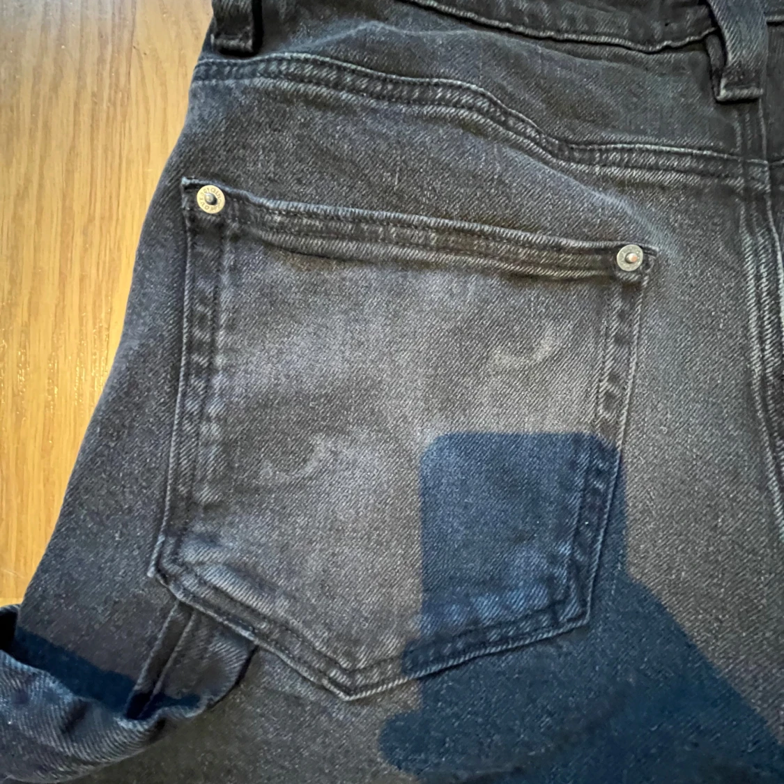 Svarta carpenter jeans från Guess  - 2