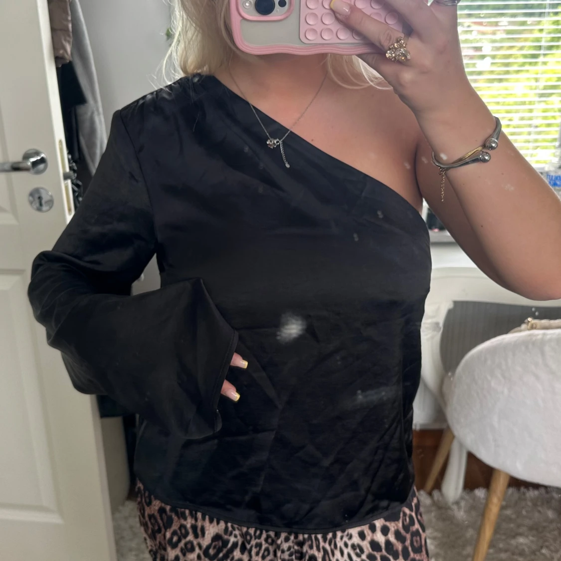 Svart satinblus med oneshoulder - 1