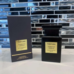 Tom Ford Tobacco Vanille 100ml EdP - Tom Ford Tobacco Vanille Eau de Parfum 100 ml. Lyxig parfym i svart, fyrkantig glasflaska med guldfärgad etikett och lock. Kommer i elegant mörkbrun ask med guldiga detaljer. Doften är varm och kryddig med inslag av tobak och vanilj.