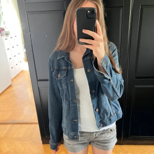 Jeansjacka från Ralph Lauren - Super snygg mörkblå jeans jacka från Ralph Lauren. Passar S❤️. Knappast använd men obs namn skrivet på lappen i jackan (se sista bilden). 