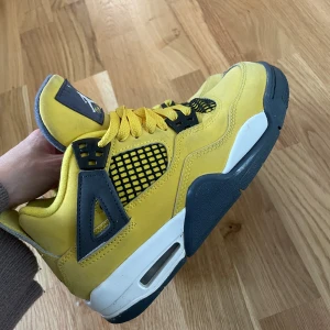 Jordan 4 - I använt skick, kan mötas upp beroende på vart men även skickas. Storlek 36 SJÄLVKLART äkta! (Billigt pris pga skicket)