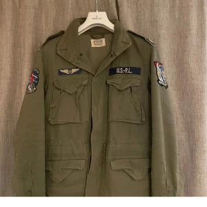 Polo Ralph Lauren Fieldjacka - Tja! Säljer nu den här gröna Ralph Lauren fieldjackan, den är i fint skick och inte använd överdrivet. Ny pris 5100 mitt pris 2250. Bara att skriva för fler frågor eller funderingar. Priset kan även diskuteras!