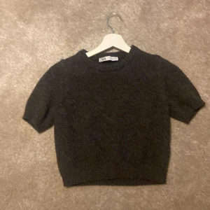 Mörkgrå stickad tröja från Zara - Säljer en mysig mörkgrå stickad tröja från Zara. Bra skick och aldrig använd💞