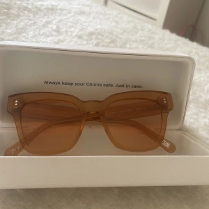 Peachfärgade solglasögon från Chimi - Snygga peachfärgade solglasögon från Chimi! Modellen är #005 och har en stilren design. Perfekta för att ge din outfit en färgklick. Säljer då de inte kommer till användning 💕Äldre modell som har varit väldigt efterfrågad i årtal 💕Hör av dig vid intresse och pris kan diskuteras 💕