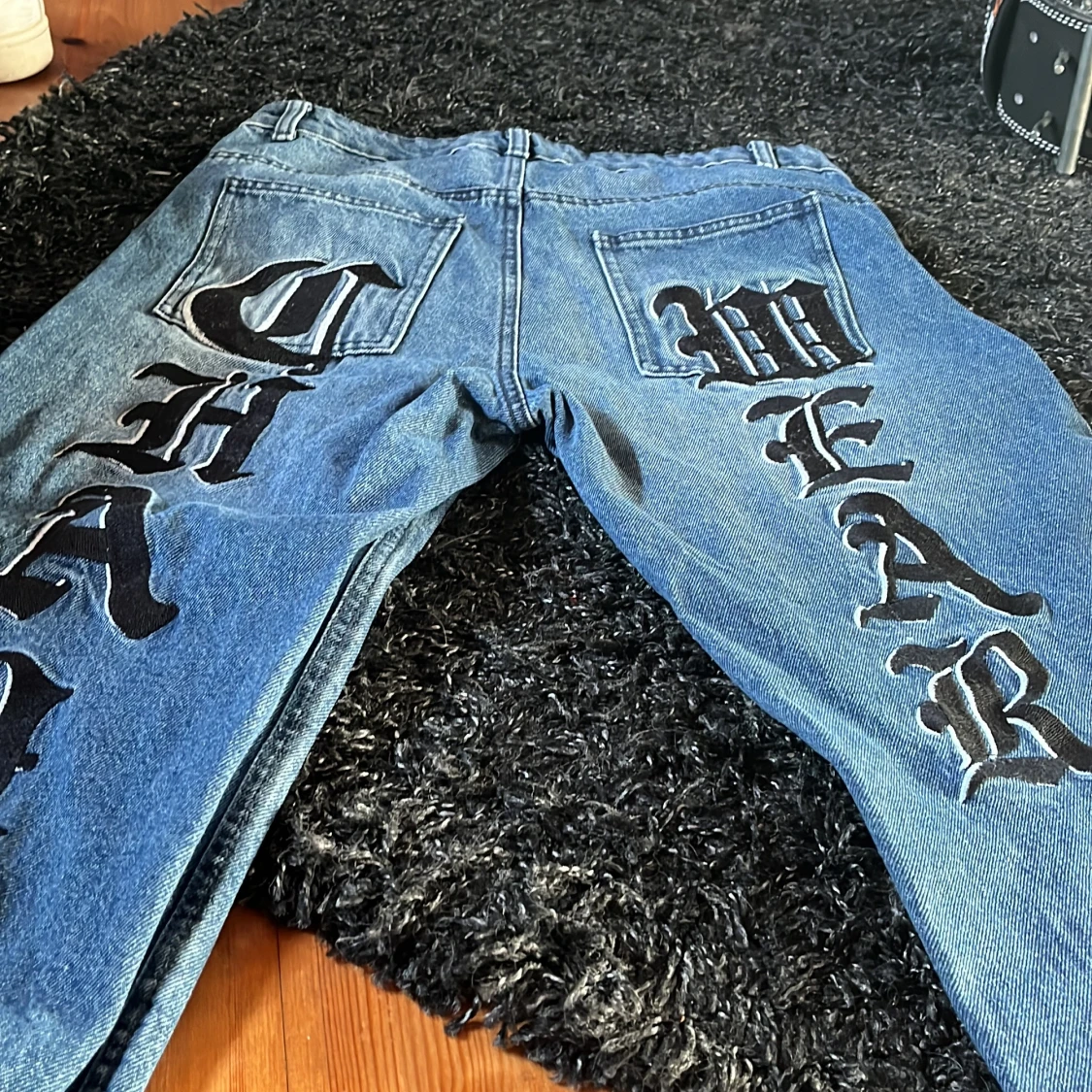 Blå jeans med tryck - 3