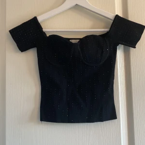 Svart off shoulder partytopp  - Svart off shoulder med rhinestones i storlek xs. Helt ny orginalpris var 500kr