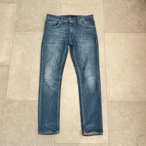 Tiger of Sweden jeans - ✔ Storlek: 31/32 ✔ Modell: Pistolero ✔ Skick: 8/10 – Knappt använda ✔ Frakt: PostNord eller InstaBox (köparens bekostnad)  💬 Intresserad? Skicka ett meddelande för en snabb och smidig affär!