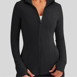 Svart träningsjacka med dragkedja - Snygg och funktionell svart träningsjacka med dragkedja framtill. Jackan har en tight passform och långa ärmar, perfekt för träning eller en aktiv vardag. Den är tillverkad i ett stretchigt material som ger bra rörelsefrihet. Endast testad