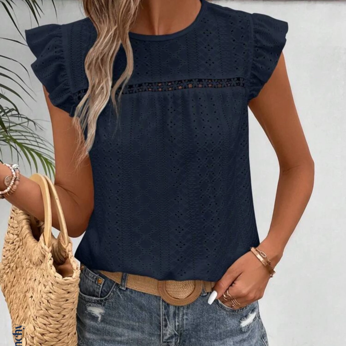 Mörkblå blus med spetsdetaljer