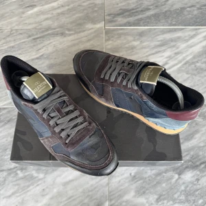 Valentino Rockrunner skor - Valentino skor  -  Skick: Perfekt, använda fåtal gånger -  Nypris: 6000kr  -  Ingår: Valentino kort  -  Hör av dig vid minsta fråga, priset är inte hugget i sten🙌📩