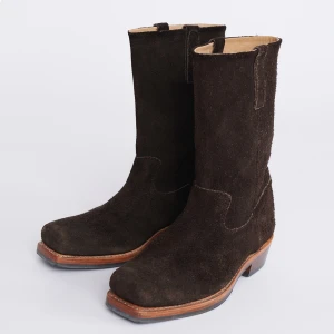 Our Legacy flat toe boots - Snygga bruna boots i mocka från Our Legacy. Perfekta för en klassisk look. Riktigt feta och fräscha. Nypris var 4900, går inte att köpa längre. Vid snabbt köp och upphämtning kan pris diskuteras