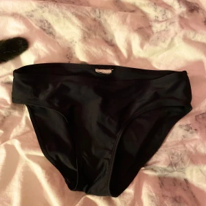 Bikini trosa  - Från H&M. Har klippt bort lappen! Passar dig som bär på S. Kommer inte till användning 