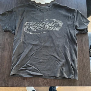 Svart pärlad Y2k t-shirt - Säljer en svart Y2k pearlecant t-shirt. Lite cropped 