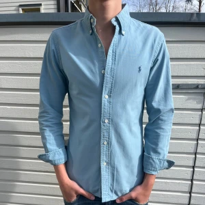 Ralph lauren skjorta - Tja! Säljer nu denna sjukt snygga Ralph lauren skjorta. Skick 9/19 toppskick utan synliga defekter. Nypris circa 1600kr men säljs nu för endast 499. Hör gärna av er vid minsta lilla fundering.