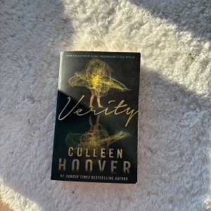 Verity - Spännande thriller av Colleen Hoover. Boken 'Verity' fångar läsaren med en intensiv berättelse och oväntade vändningar. Perfekt för dig som älskar nervkittlande läsning.