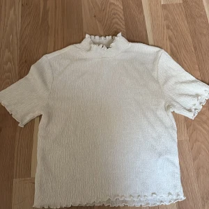 Vit ribbad topp från Topshop - Säljer en vit ribbad topp från Topshop🤍