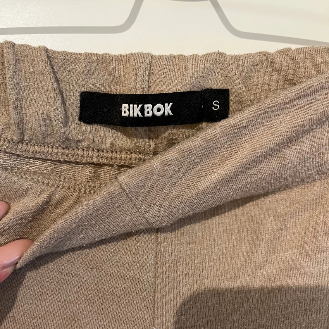 Beige byxor från Bik Bok - 3