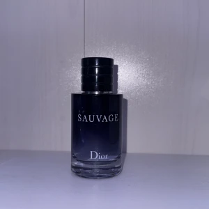 Sauvage parfym från Dior - 60ml Säljer en elegant och maskulin parfymflaska av Sauvage från Dior. Perfekt för den som vill ha en tidlös doft i sin samling. 