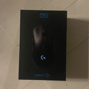 Logitech G Pro Wireless Gaming Mus - Säljer en Logitech G Pro Wireless gaming mus. Den är trådlös och har en stilren svart design med Logitechs logotyp. Perfekt för gaming med hög precision och snabb respons. Inkluderar originalförpackning och laddkabel. Helt oanvänd och mycket billigt pris med tanke på original priset.