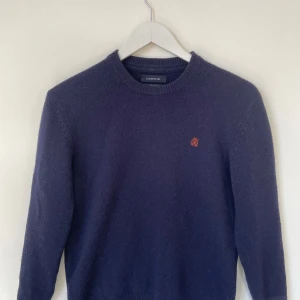 Tröja, Cortefiel - Säljer en stilren mörkblå tröja från Cortefiel den är i storleken XS. Hör av er vid intresse, Pris kan diskuteras!