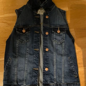 Mörkblå jeansväst med knappar - Köpt från demin co för 600kr säljs för 200. Jätte fin i bra skick nästan aldrig använd. Storlek S