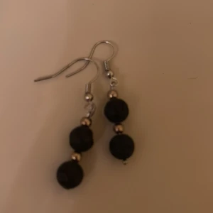 Silverörhängen  - Snygga hemmagjorda silverörhängen. Dessa är ej nickelfria men kan användas i olika festliga sammanhang. 