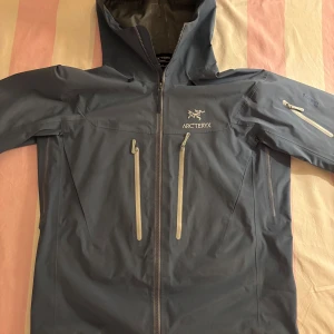 Arc’teryx Jacka - Arc’teryx jacka i fint skick! Köpt för ca 5900kr Passar perfekt denna tid på året och även andra säsonger och fungerar i alla väder. Jackan är kill modell men fungerar på tjej också. Säljer pågrund av fel storlek. Jackan saknar ett reglerande band längst ner (bild 5) 